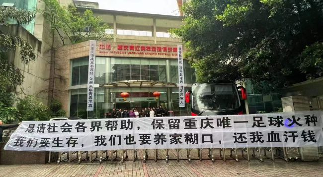 在社会活动方面，维尼修斯在反种族歧视上做出了突出贡献。